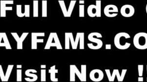 Beau-papa douche avec deux beaux-fils dans une scène torride