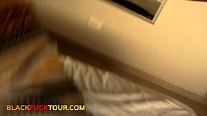 Gummi på innan han glider in i pollegens rakade fitta