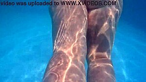 Pod vodou Pawg kráska ukazuje veľký zadok vo verejnom bazéne 4K.