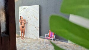 Flagrei minha vizinha gostosa tomando ducha no quintal após praia! 😍