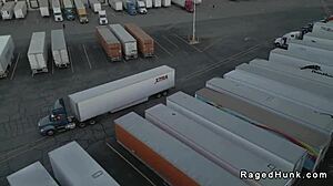 Μεγάλοι Καυλοί Γκέι Οδηγοί Φορτηγών Γαμάνε Αναλ Bareback σε Βρόμικο Δωμάτιο Μοτέλ.