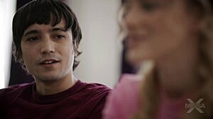 Bintang Missax Melody Marks pakai kata-kata sambil deepthroat dalam kaus kaki. Tete kecil 18+ nya loncat tiap dorongan.