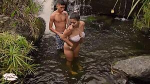 Potkal jsem cizinku u řeky, tvrdě jsme šukali po dráždění mého kluka venku