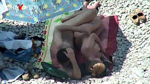 Coppie mature scopa duro sulla spiaggia soleggiata