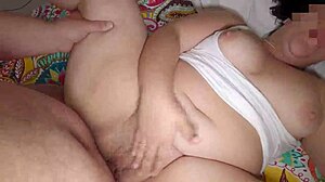 Milf dolofană cu fund mare se lasă futută în poziție misionară fierbinte