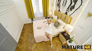 Zralá česká blonďatá odhaluje své skryté fetiše v aféře