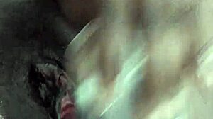 Tía squirty chorro masajea coño a orgasmo salvaje