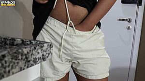 Бразилски бодибилдер младић свршава вруће у соло акцији