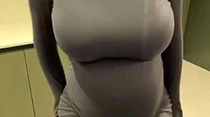 큰 젖가슴 새엄마가 매일 나를 미치게 만들어