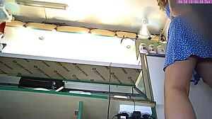 Sexy blondine fanget på voyeurkamera som blinker oppkjolen på jobb del 8 😜