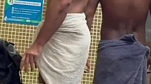 Knuffest på toaletten med säkerhetsvakten utomhus offentlig kul