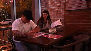 カフェで男をフェラしてから彼にドリルされた