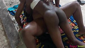 Ei, a Buceta Grande da Esposa Traidora É Fodida Duro pelo Pau Enorme do Contratante!