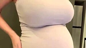 Mi madrastra embarazada favorita mostrando sus tetas lechosas en casa