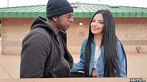 Vanessa Marie ขี่ BBC แรงในฉากคัคโคลด์คาวเกิร์ล