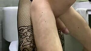 화장실에서 남편을 박았어, 그의 엉덩이를 핥았어