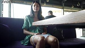 Сводная сестра проиграла пари, теперь должна показать киску на публике!