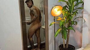 Žena bodybuilderja squirta na sostanovalca po igranju z ogromno mišičasto veliko Tantaly lutko v tatujevnem hentai