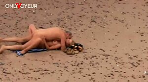 מציצן בחוף תופס גבר מבוגר עם מילף לוהטת.