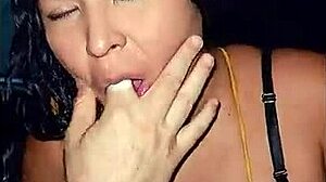 Ma hotwife Deisyyeraldine suce inconnu en taxi, cuckold filme.