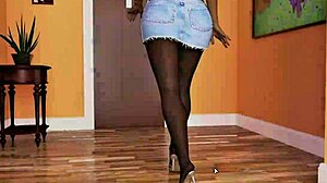 madrastra de tetas grandes me hace un masaje hasta recibir su lechita