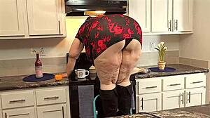 Velika rit nepremičninske agentke, noge razširjene, pregleduje nepremičnino v mini obleki, zelo mamljivo?