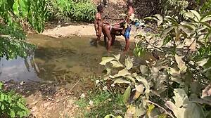 Neuk mijn dikke kut hier bij de rivier, schat!