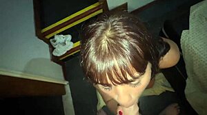 Onu motele götürdüm, mahalle çocuklarıyla ne yaptığını göster diye, sonunda yüksek sesle inledi fragman