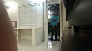 משליכה מגבת לשליח בתצוגת עירום אמיתית