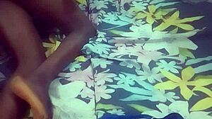 Hän ei voi lopettaa voihkimista, rakastan sitä