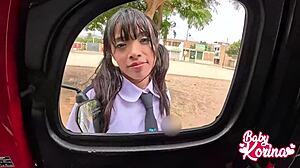 पेरुआनो मोटोटैक्सी में स्कूलगर्ल स्लट को पिक अप करता है आउटडोर सक्शन के लिए