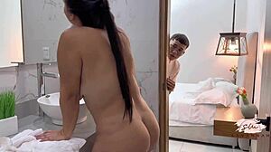 Latin karısı Savannah Watson üvey oğluyla duşta ateşli bir aldatma yaşıyor