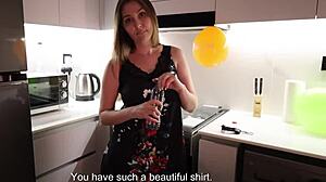 Ble vill av å knulle vennens mamma på kjøkkenet