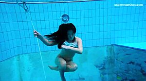 נערה חרמנית מתפשטת מהר וחושפת גוף סקסי מתחת למים