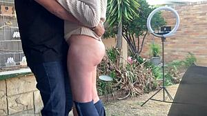 O fut pe soția prietenului meu tare pe terasă afară. Pizda ei rasă ia totul.