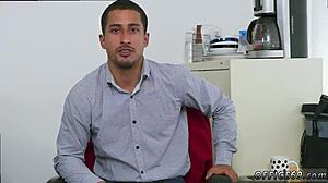 Хетеро тип опитва гей секс за първи път за бонус