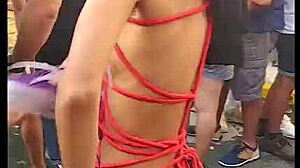 Harige hentai babe danst met tepelglip in het openbaar, upskirt flashing choqueert toeschouwers