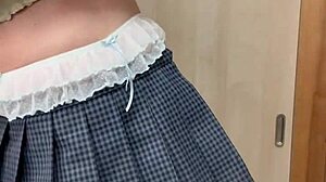 Linda Empregada Asiática de Coelhinha com Plug e Lingerie Brinca com Acessórios nos Mamilos