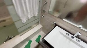 peguei minha enteada nua no banheiro e ela me ofereceu a bucetinha no pelo e eu gozei dentro 😏