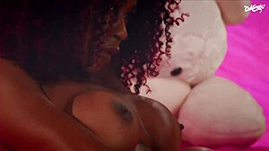 Morena gostosa masturbates until she cums!