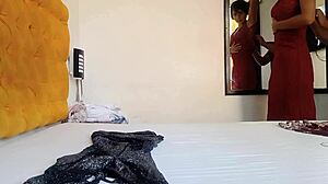 Grabo a mi padrastro mientras me ve probándome ropa y termine con la polla dentro de mi coñito