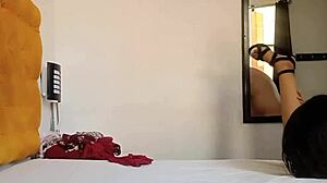 Grabo a mi padrastro mientras me ve probándome ropa y termine con la polla dentro de mi coñito