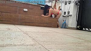 Karısı Kocasını Havuz Temizleyicisiyle Aldatıyor