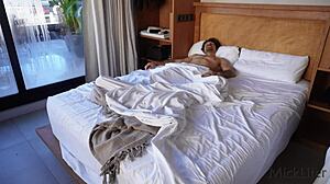 उसकी बड़ी गंद ने मुझे जगाया, मेरे लंड पर बैठकर!