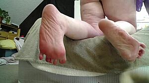 Yo, terlikli ayakların kısa kliplerini ve June'un küçük 18+ külotlarını kontrol et