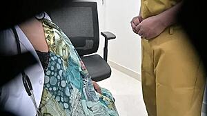 Hej, doktor spanikował na widok tego malutkiego kutasa!