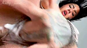 Daję sobie szaloną przyjemność, aż trysnę kremowo przed kamerą