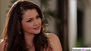 Lesbijska terapeutka używa strap-ona, by zaspokoić drobne owłosione klientki