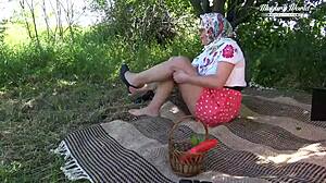 Anamary noire se fait poingner sa grosse chatte béante dans un coup rapide en forêt. Sa copine chevauche en coulisses dans la nature.