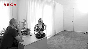 Loura Pequena Lida com Pau Branco Enorme